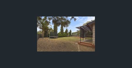 Spacious 3-Bedroom Home with Large Yard & Ample Parking - Photo 5