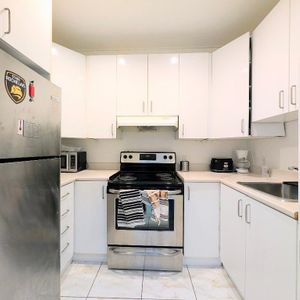 ** Large Furnished 2bed 2bath in a Gorgeous Building Downtown, Metro Atwater ** - Photo 2