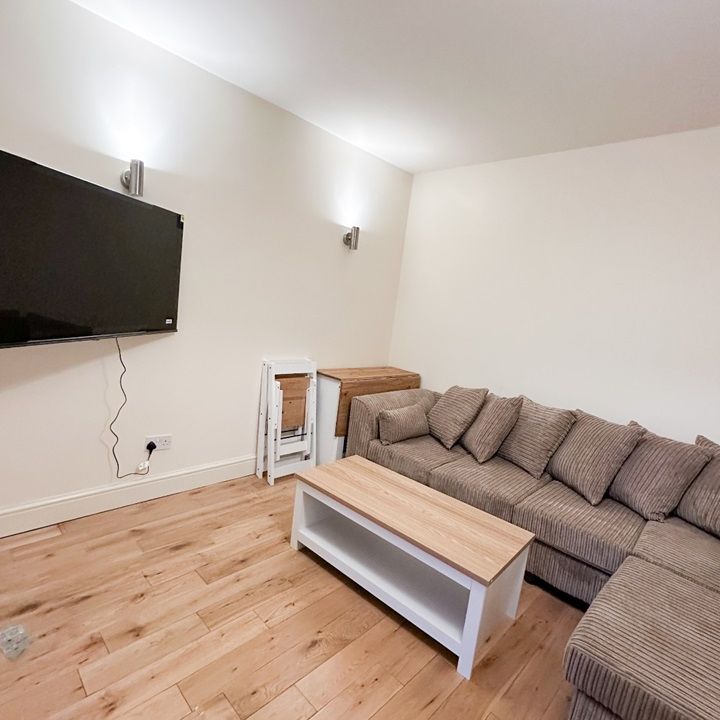4 Bed Flat, Sancroft Street, SE11 - Photo 1