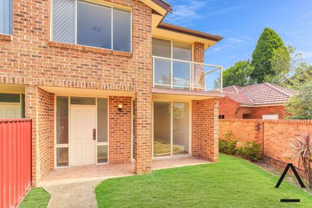 Stunning Three-bedroom townhouse - Photo 5