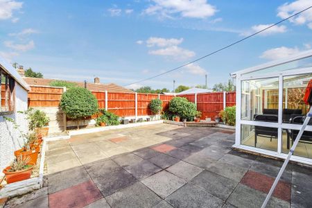 3 bedroom semi-detached bungalow to rent - Photo 3