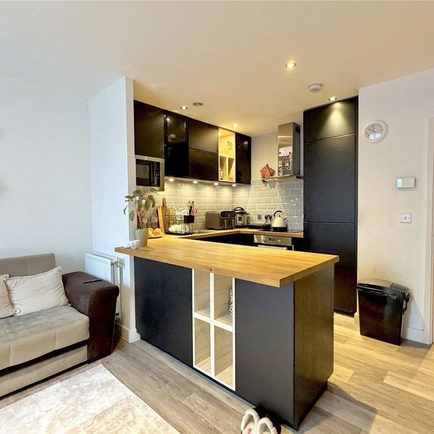 28, Charcot Road, Colindale, London, NW9 - Photo 1