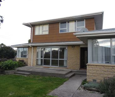 A spacious home with double glazing - Photo 5