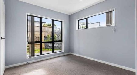 Modern Mount Albert Gem – Spacious 3-Bedroom Townhouse with Garage - Photo 2