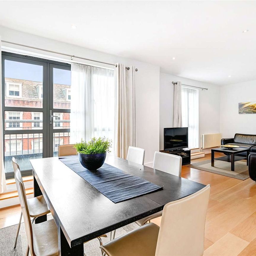 Impressive modern 2 bedroom, 2 bathroom split level apartment with garaged parking and 24/7 concierge. - Photo 1