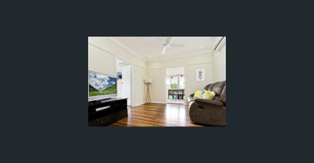 Post war home in great location - Photo 4