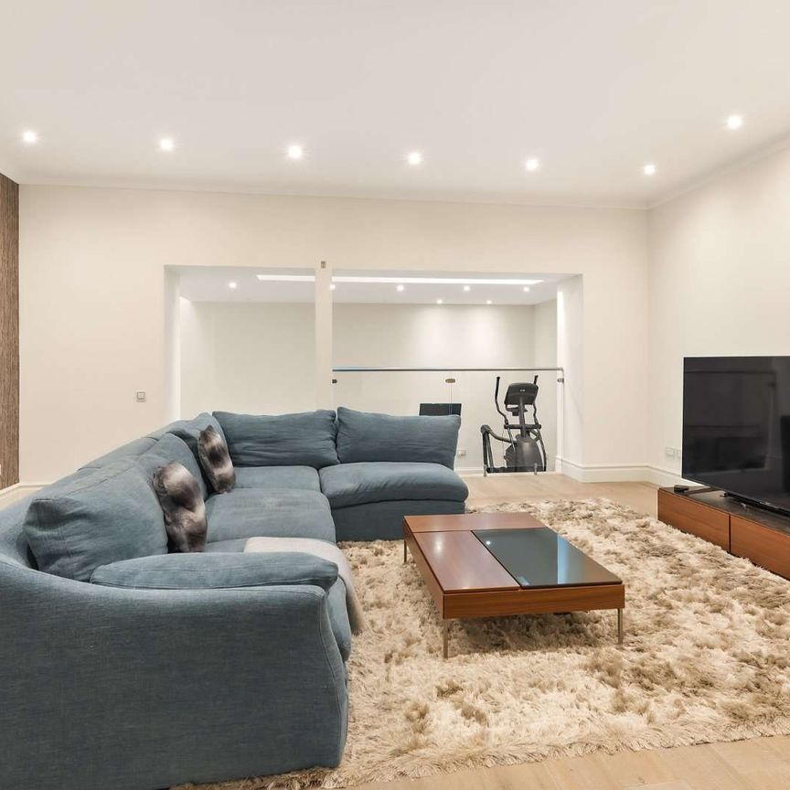 Exceptional Freehold Family Residence with Private Garden and Balcony Overlooking Prestigious Garden Square - Photo 1
