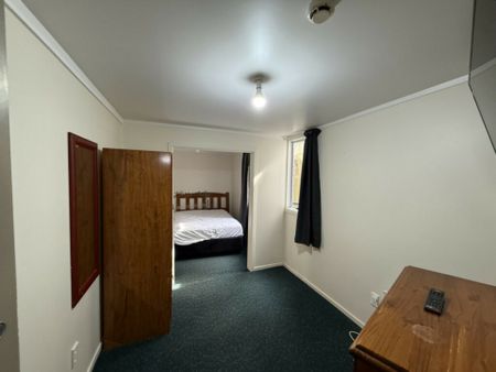 Tidy 2-Bedroom Apartment in Central Location - Photo 5