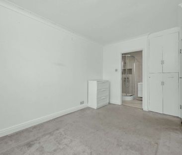 Spacious two double bedroom, two bathroom second floor apartment se... - Photo 3