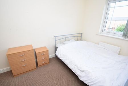 4 bedroom semi-detached house to rent - Photo 4