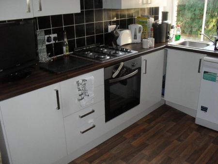 3 bedroom flat to rent - Photo 3