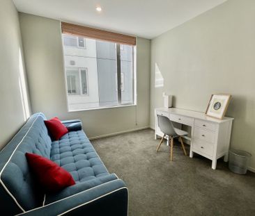 Spacious two bedroom apartment with study - Photo 1