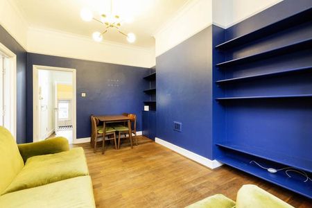 beautiful one bedroom with a large study within a beautiful period conversion - Photo 2