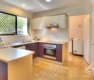 PARKINSON 3 BEDROOM TOWNHOUSE - 2 MINITS TO PUBLIC TRANSPORT - Photo 1