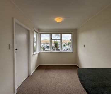 Spacious 3-Bedroom Home with Double Garage & Fully Fenced Section - Photo 3