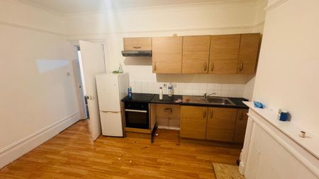 3 bedroom flat to rent - Photo 4