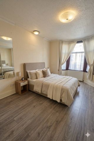 4 Bed Terraced House, North Road, IG3 - Photo 2