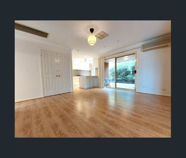 Nlewly Renovated, Spacious 3-Bedroom Villa in Convenient Location - Photo 3