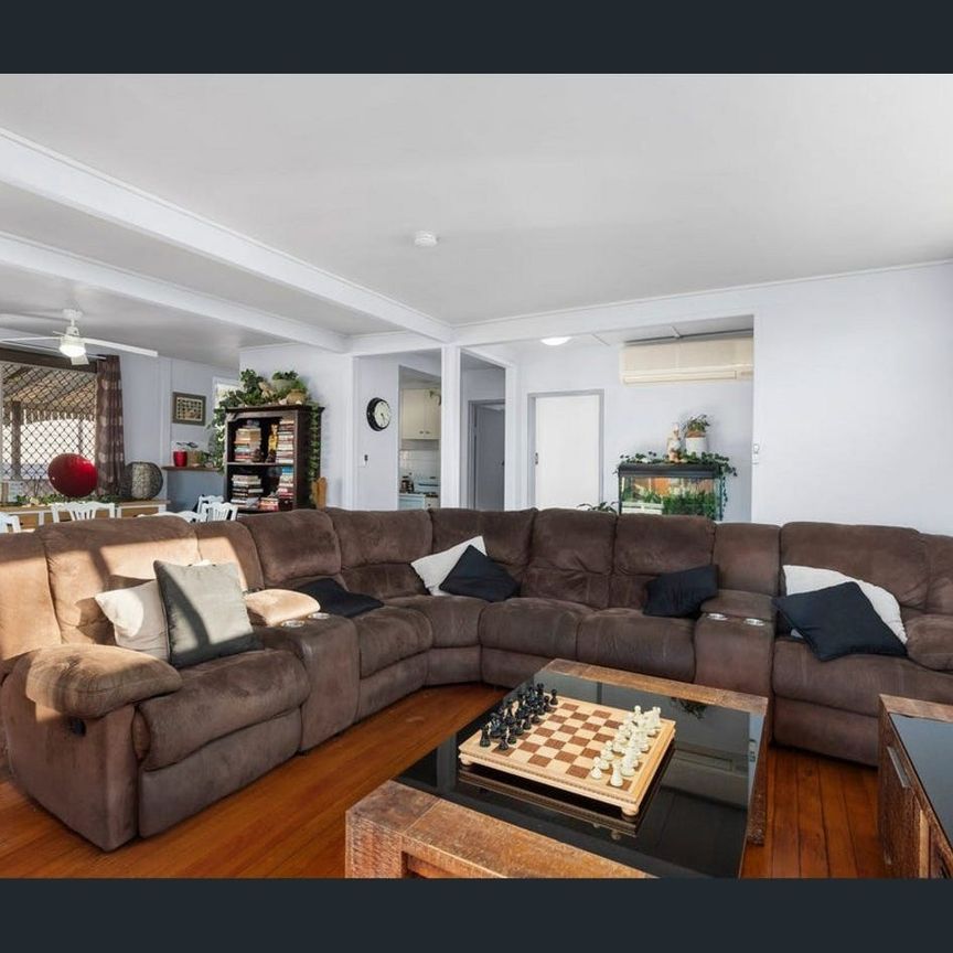 Large Family Home with a pool - Photo 1