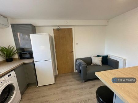 1 bedroom in a house share to rent - Photo 2