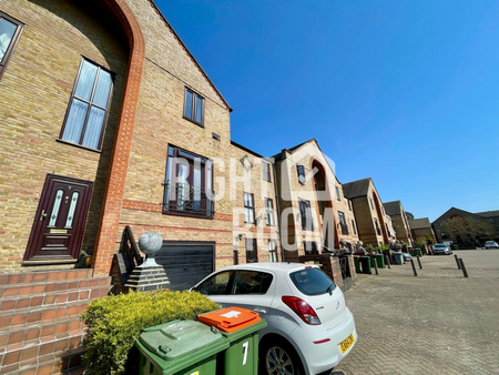 Room 5, Garnet Walk, Beckton, London E6 - Photo 4
