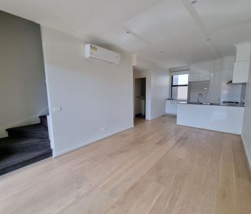 Stunning Townhouse - in the Heart of Clayton Close to Station - Photo 4