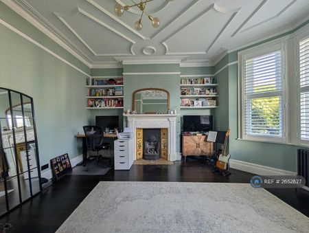 3 bedroom flat to rent - Photo 4