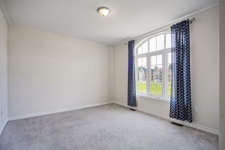 For Lease - 307 Reg Harrison Trail, Newmarket, Ontario - Photo 4