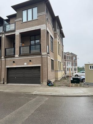 For Lease - 2 Kahshe Lane, Richmond Hill, Ontario - Photo 1