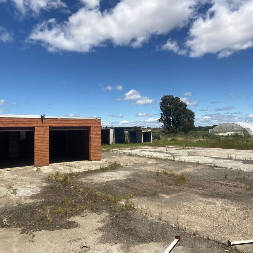 BIG HOUSE WITH A POOL!!! - Photo 1