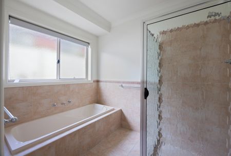 Beautifully Renovated Family Home For Rent In Thurgoona - Photo 3