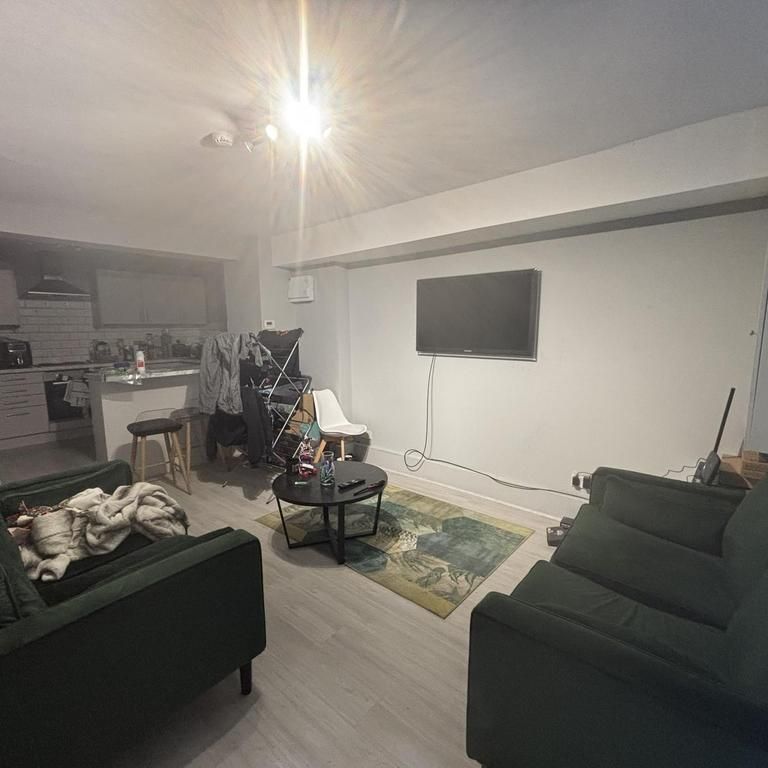 3 bedroom flat to rent - Photo 1