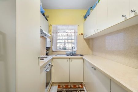 Perfectly Located Two-Bedroom Apartment With Air-conditioning - 950M From Train Station - Photo 5