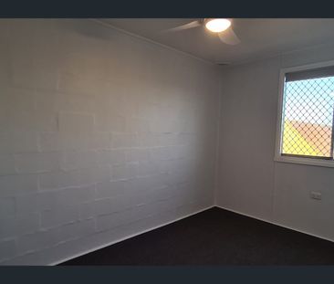 Central One Bedroom Apartment - Water Included! - Photo 4