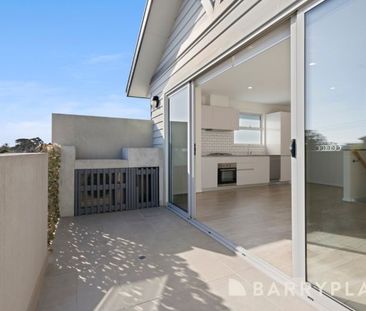Modern Bayside Living in Heart of Mordialloc! - Photo 4