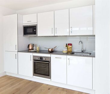 A bright top floor apartment - Photo 5