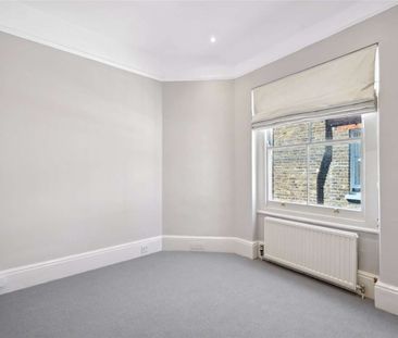 A beautifully-presented two bedroom flat in Albany Mansions. - Photo 1