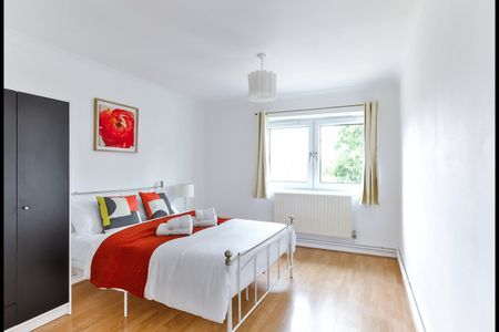2 Bed Flat, St. Paul's Drive, E15 - Photo 2