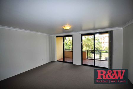 2 Bedroom Apartment with Spacious Living - Photo 2