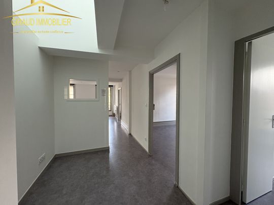 Location Appartement 3 pièces 70m² CHARLIEU 42190 - Photo 1