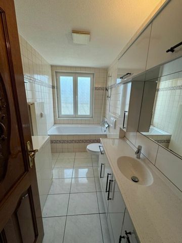 Light-flooded 3.5-room apartment in a central location on Luzernerring - Photo 2