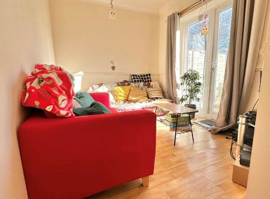 4 bedroom end of terrace house to rent - Photo 1