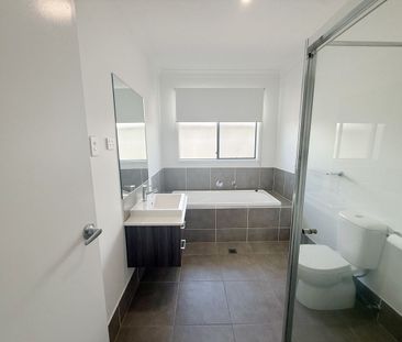 Spacious 4 Bedroom, 2 Bathroom Family Home - Photo 3