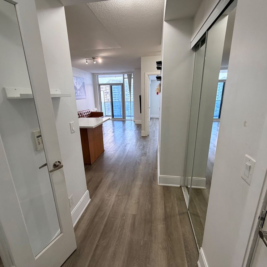 For Lease - 330 Burnhamthorpe Road Unit# 1701, Mississauga, Ontario - Photo 1