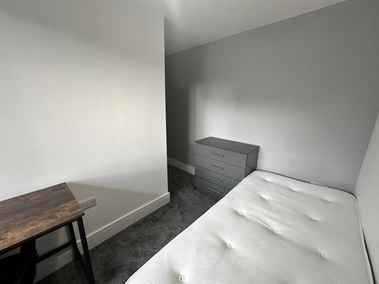 4 bedroom semi-detached house to rent - Photo 1
