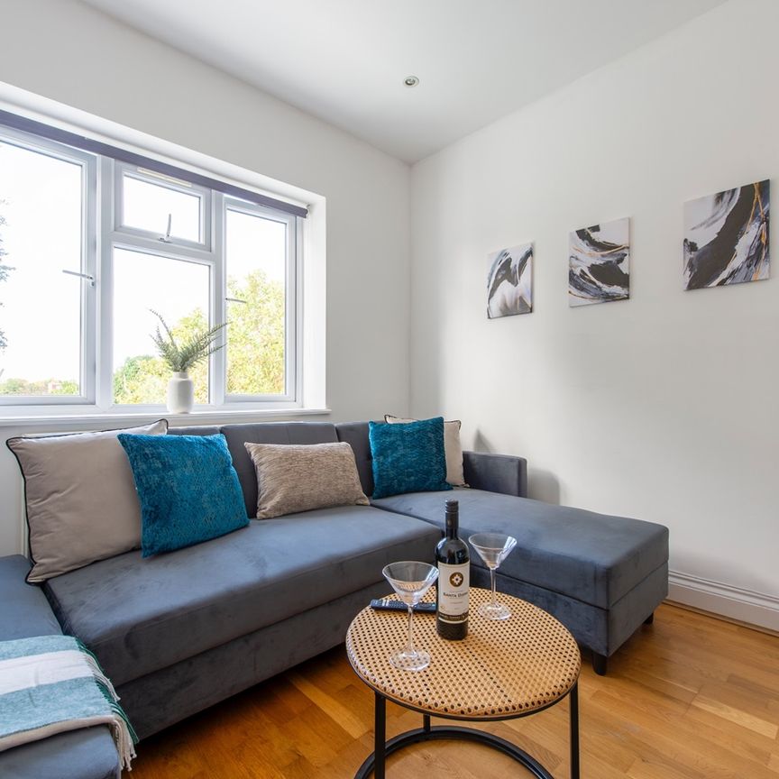 3 Bed Flat, Gunnersbury Avenue, W5 - Photo 1