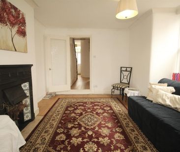 3 Bedroom House - Mid Terrace To Let - Photo 2