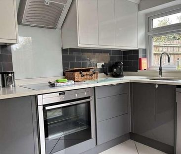 Mead Close, SL7 - Photo 6