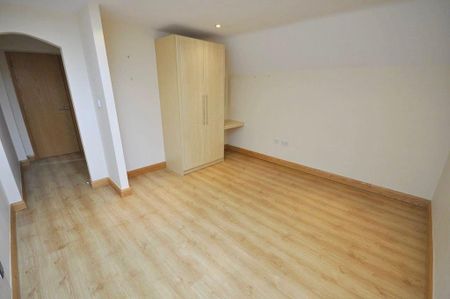 3 bedroom flat to rent - Photo 3