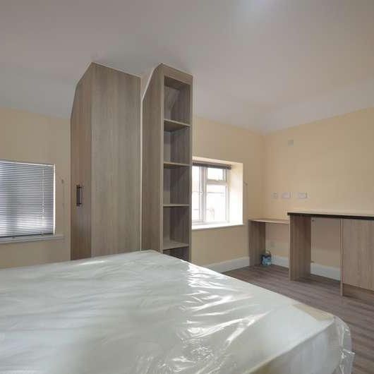 Worple Avenue, Staines-upon-thames, TW18 - Photo 1